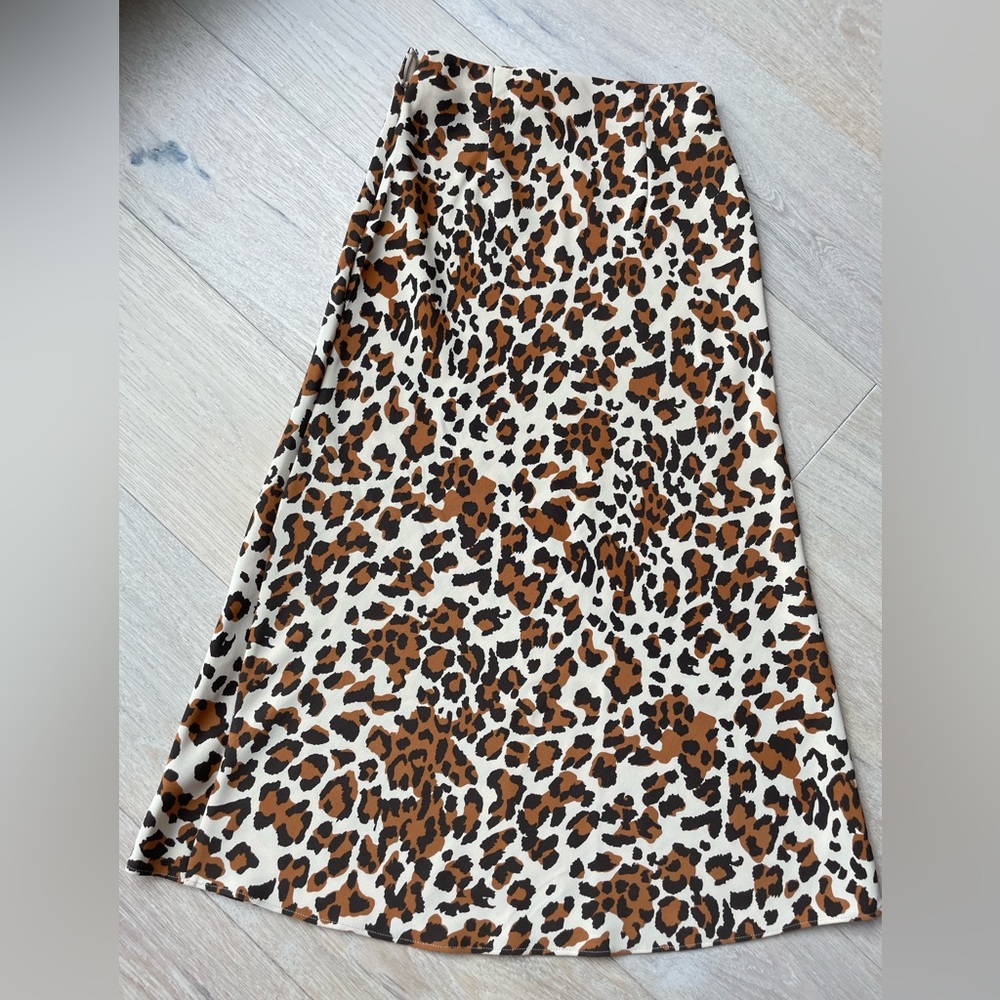 Aritzia Babaton Leopard Skirt. Never worn. Size 00